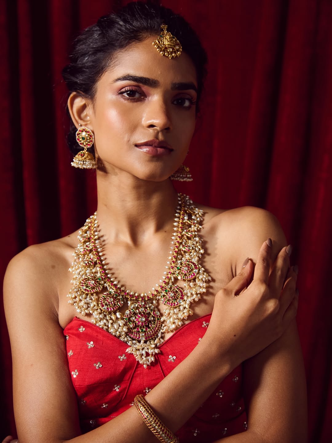 Best jewellery designs for suitable red colour dress or saree